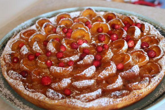Apricot Tart with Redcurrants or Alpine Strawberries. Credit: Copyright 2016 Sue Style